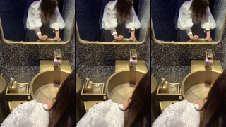 Công chúa trong nhà vệ sinh