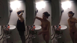 Thêm 1 em xinh gái dáng ngon đi tắm bị quay lén